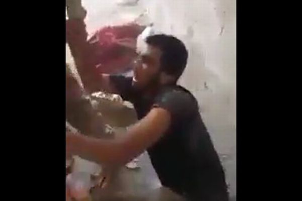 イラク軍がISIS戦闘員を処刑？捕虜を崖から突き落とす動画を公開【画像のみ】
