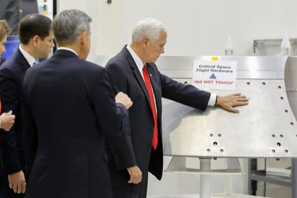 「触るな」を無視してNASAの機器に触れたペンス副大統領、ネットでいじられる