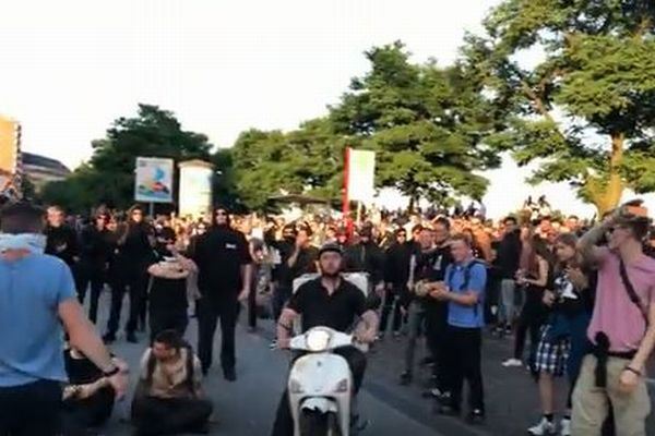 G20で緊迫したデモの現場にピザ配達のバイクが登場、警察の規制ラインを素通り