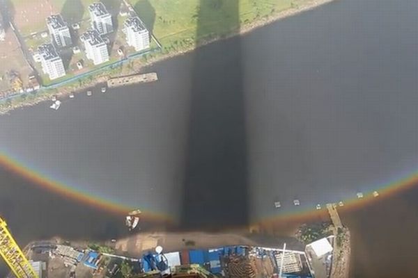 360度の完全な円を描く美しい虹が、高層ビルの建設現場に出現【動画】
