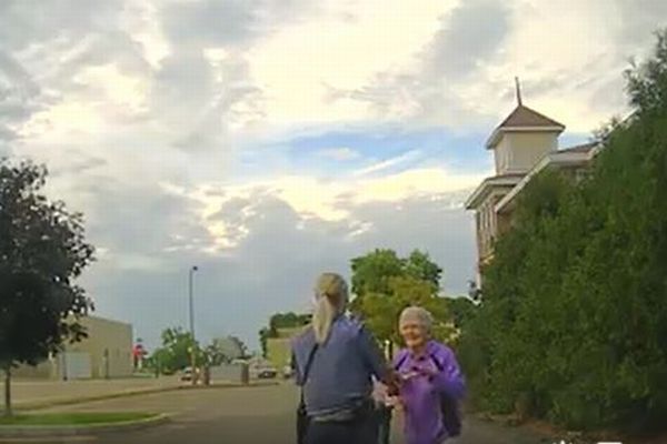 1人でダンスしていたおばあちゃんのため、警察官が一緒に踊る動画が話題に