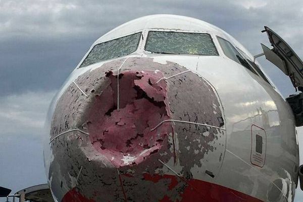 無数の雹がコックピットの窓を粉砕、視界ゼロでも機長が着陸を成功させる