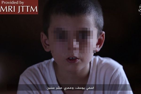 ISISのプロパガンダ動画に自称アメリカ人の子供が登場、攻撃を行うと脅迫