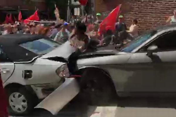 白人至上主義者の車が反対集会の参加者に突入、1人死亡、5人が重体【動画】