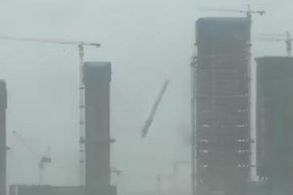 資材落下やトラック横転…台風13号「ハト」の猛威を捉えた動画が凄まじい