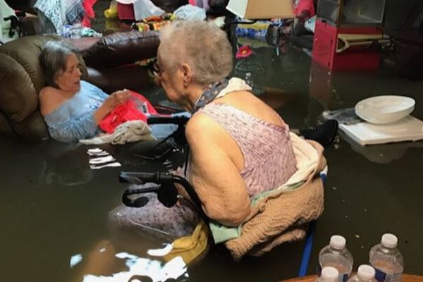 施設の高齢者が腰まで水に…ハリケーン「ハービー」の猛威を示す1枚の写真が衝撃的