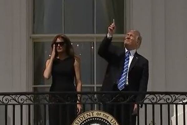 「見ないで！」皆既日食を裸眼で見ようとしたトランプ大統領、側近から注意される