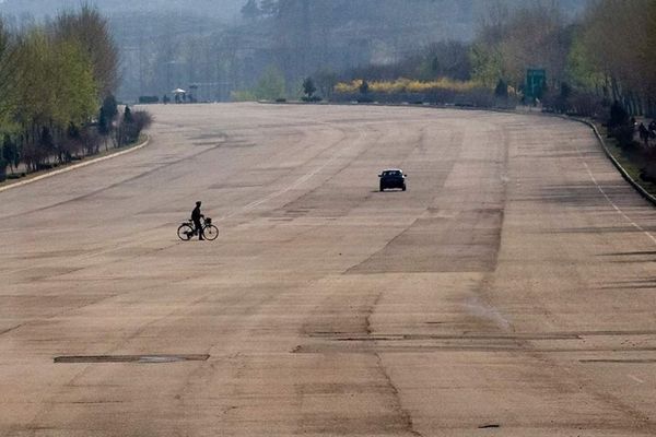 広い高速道路に車の影はなし…カメラマンが北朝鮮の田舎の風景を捉える