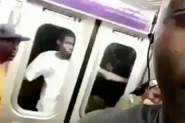 NYの地下鉄で、窓の外側にはり付いて移動する男の姿が目撃される