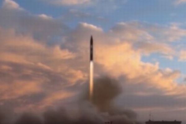 イランが新型中距離弾道ミサイルの打ち上げ実験に成功【動画】