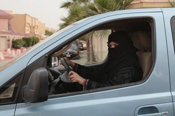 ついにサウジアラビアで女性も車の運転が可能に、国王が正式に許可する