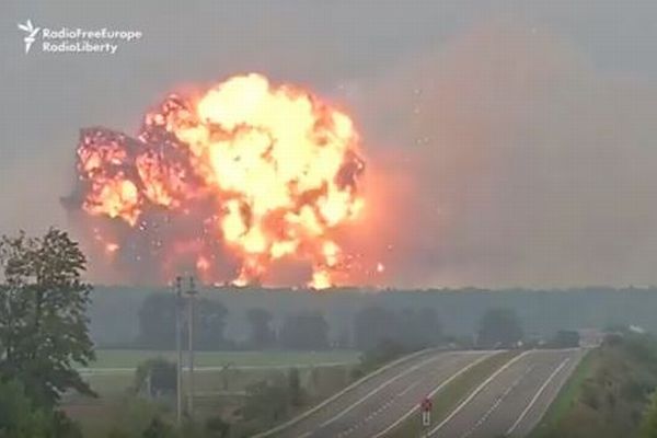 破壊工作か？ウクライナにある弾薬庫が大爆発、繰り返し炎をあげる動画が恐ろしい