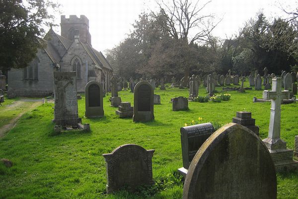 英の児童養護施設で亡くなった子供、400人の遺体が墓地で発見される