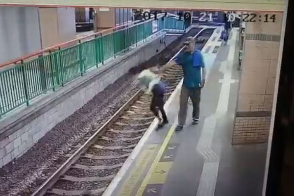 駅のホームにいた女性の背後に男が接近、突然線路に突き落す映像が衝撃的