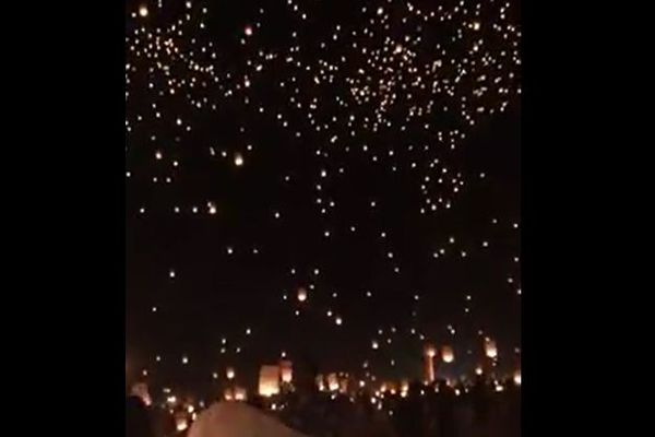 ラスベガス銃乱射事件の犠牲者を悼み、火の灯された無数のランタンが夜空に舞い上がる