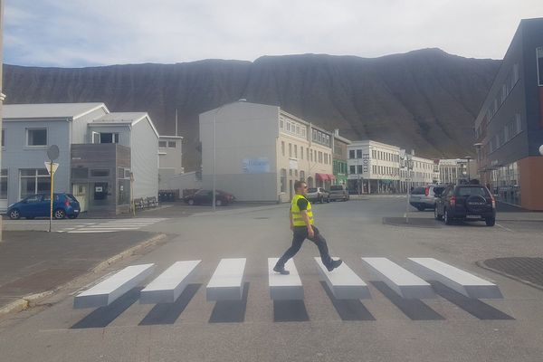 ドライバーも思わず減速、アイスランドに登場した3D横断歩道がユニーク