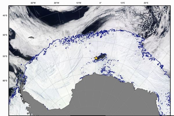 面積は州の広さとほぼ同じ、氷に閉ざされた南極に巨大な謎の穴が出現