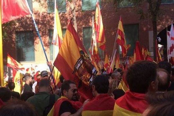 カタルーニャの「反独立」を唱えるデモに数十万人が参加、スペインの統一を呼びかける