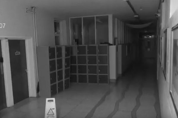 幽霊はいる…と思わせる恐ろしい動画が、学校の防犯カメラで撮影され話題に
