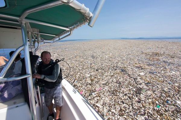 大量のプラスチック・ゴミで埋め尽くされた、美しいカリブ海の写真が衝撃的