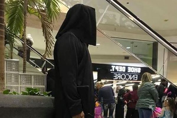 ISISのテロリスト風の衣装を着た男性のせいで、ハロウィーン会場がパニックに