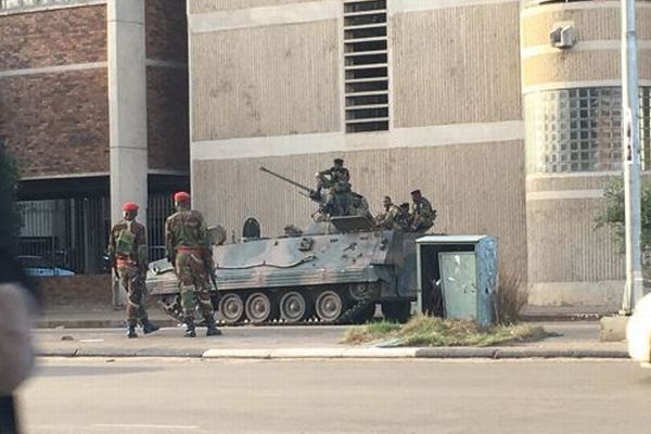 ジンバブエで国軍が国営テレビを占拠「大統領は無事」「標的は大統領の周辺」