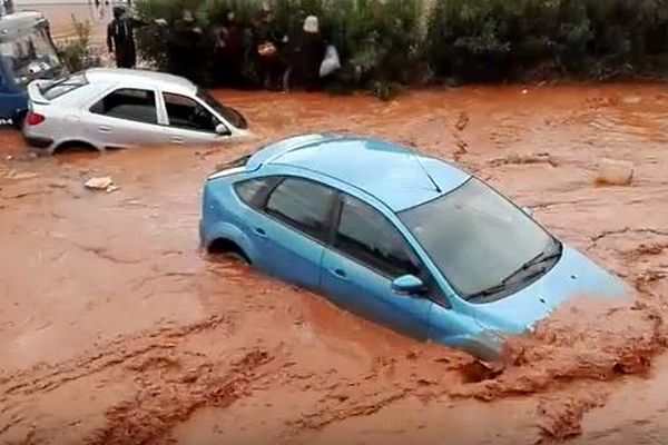 ギリシャで大規模な洪水が発生、赤い濁流に多くの車が飲み込まれていく【動画】