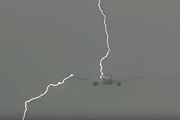 離陸直後の旅客機に落雷！稲妻が走る瞬間を捉えた映像が恐ろしい