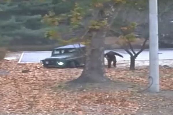 【完全映像】北朝鮮兵士が板門店の軍事境界線を越えて亡命、その動画が公開される