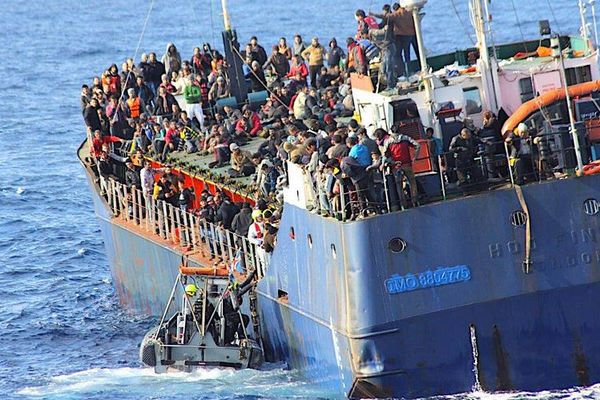 イタリア沖で10代少女26人の遺体を回収、移民船で地中海を渡る途中で死亡