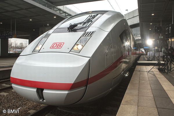 ドイツでアンネ・フランクの名を冠した電車の運行計画が物議に