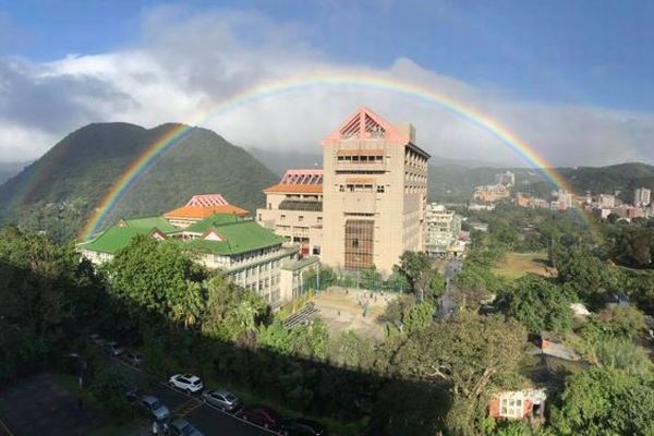 世界記録更新か？台湾で8時間以上も輝き続けた虹が観測される