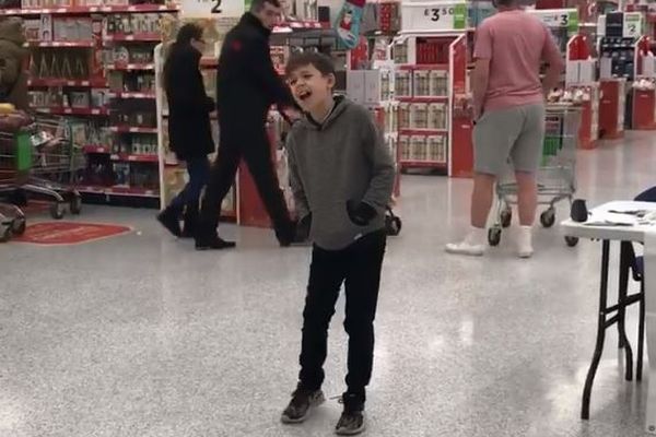 自閉症の少年が英のスーパーで熱唱、見事な歌声の動画が拡散し100万ビュー突破