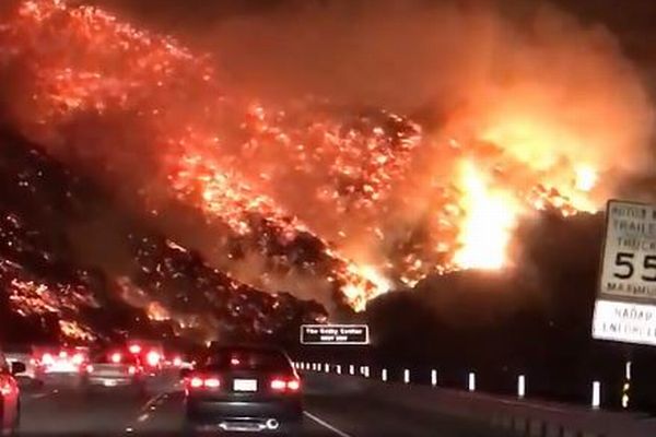 カリフォルニア南部で再び山火事が発生、朝の通勤途中に撮影された映像が恐ろしい
