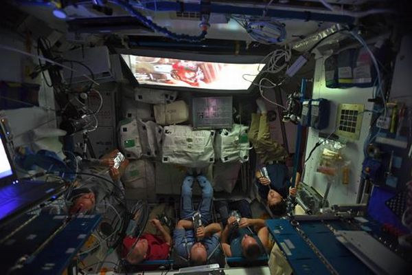 国際宇宙ステーションで宇宙飛行士たちが最新のSF映画を鑑賞