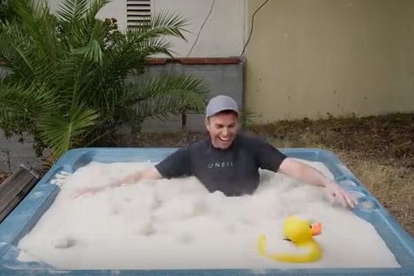 まるで水のようにサラサラ！砂のお風呂に入った男性が沈んでいく動画がユニーク