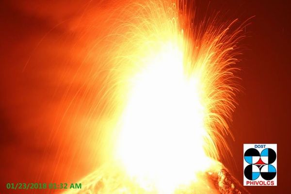 比のマヨン山が巨大爆発、火口から大量のマグマが噴出【動画】