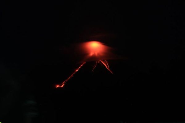 比のマヨン山で噴火が発生、溶岩の流れが確認され1万人以上が避難