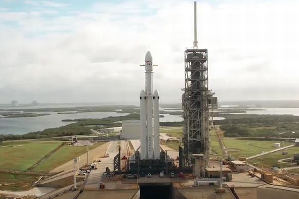 スペースX社の新型巨大ロケットが発射台に登場、ドローン映像が公開される