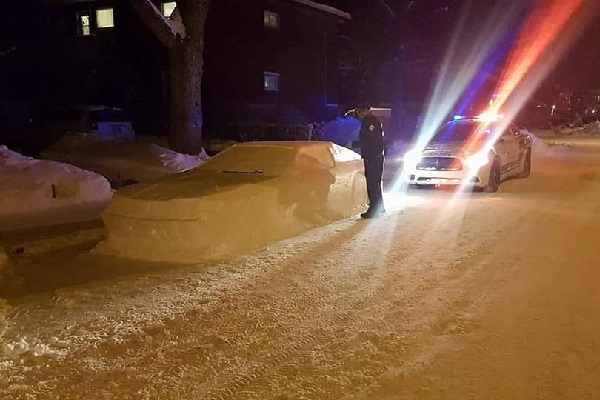 雪で作られた車に駐禁切符を切る警察官の姿が話題に