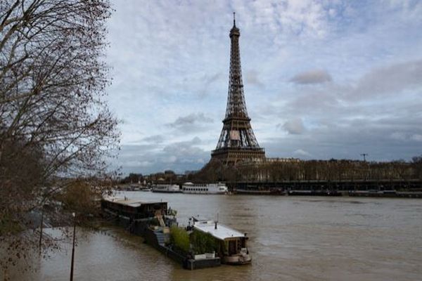 パリのセーヌ川の水位が上昇、一部が氾濫し浸水被害も