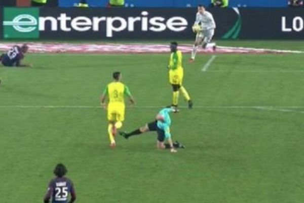 フランスのサッカーリーグで主審が選手の足をキック、その後正式に謝罪