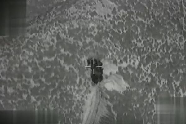 シェルターもない崖の上で、一晩中風雪に晒された2人の遭難者が救助される