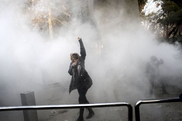 イランの反政府デモが各地で拡大、6日間で死者が21人、逮捕者が450人以上