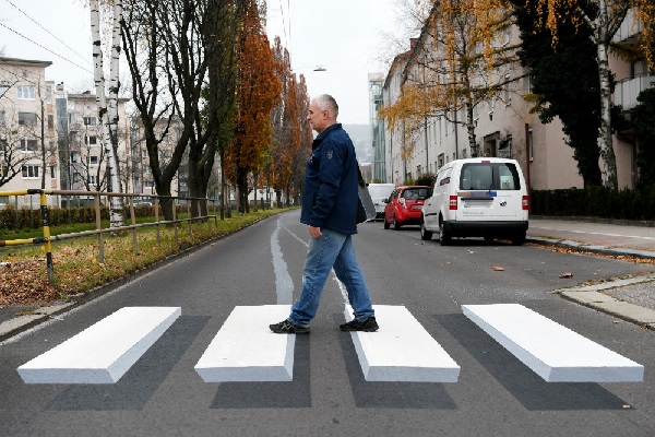 まるで浮いているよう！ドイツに初の3Dの横断歩道が登場か