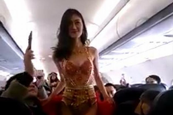 機内でセクシー・ファッションショーを開いたベトナムの航空会社に、非難が殺到