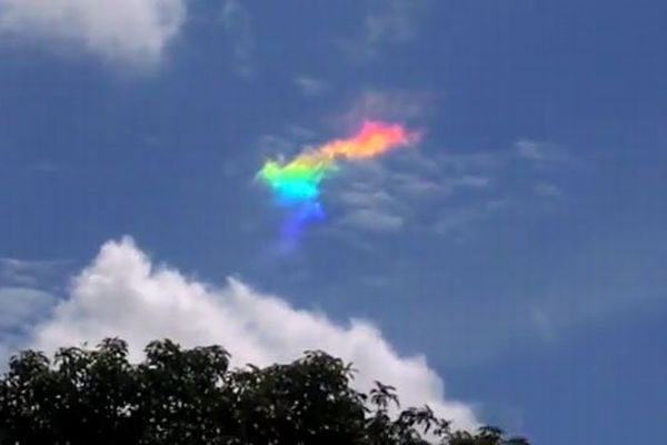 七色に輝く雲がブラジルの上空に出現、住民が動画の撮影に成功