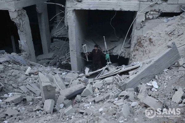 シリア政府軍が東グータに連日空爆、子供を含む400人以上が死亡【動画】