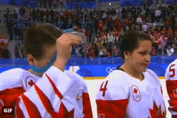 アイスホッケー女子のカナダ選手、首にかけられた銀メダルをその場で外す