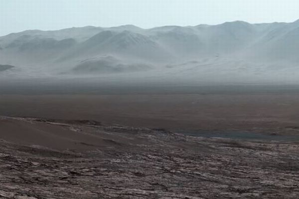 「キュリオシティ」が撮影した火星の広大な風景、NASAがパノラマ写真を公開